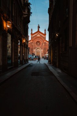 Milan, İtalya - Mart 2022: Santa Maria del Carmine Kilisesi 'nin yürüyüşü