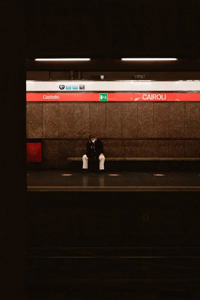 Milán Italia Marzo 2022 Mujer Esperando Tren Metro —  Fotos de Stock