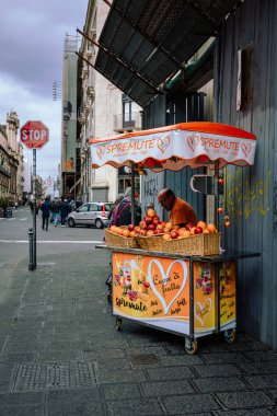 Catania, İtalya - Mart 2022: Katanya 'nın tarihi merkezinde karakteristik portakal satıcısı