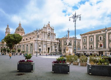 Catania, İtalya - Mart 2022: Catania 'daki Piazza Duomo' nun geniş görüşü, bulutlu mavi gökyüzü