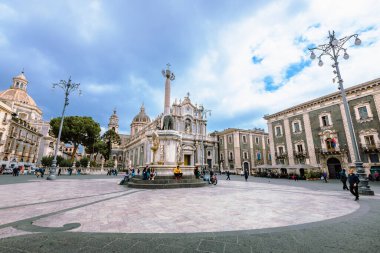 Catania, İtalya - Mart 2022: Catania 'daki Piazza Duomo' nun geniş görüşü, bulutlu mavi gökyüzü