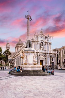 Catania, İtalya - Mart 2022: Gün batımında Katanya Katedrali Cephesi