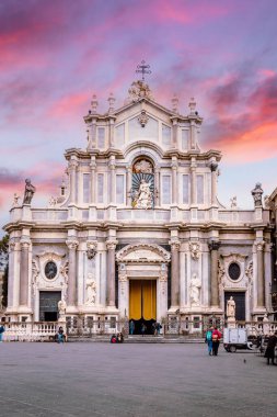 Catania, İtalya - Mart 2022: Gün batımında Katanya Katedrali Cephesi