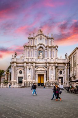 Catania, İtalya - Mart 2022: Gün batımında Katanya Katedrali Cephesi