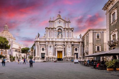 Catania, İtalya - Mart 2022: Gün batımında Katanya Katedrali Cephesi