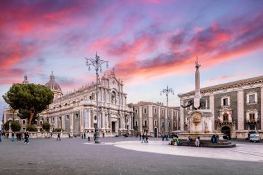 Catania, İtalya - Mart 2022: Catania Piazza Duomo, katedrali ve fil çeşmesi, şehrin sembolleri, günbatımında