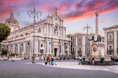 Catania, İtalya - Mart 2022: Catania Piazza Duomo, katedrali ve fil çeşmesi, şehrin sembolleri, günbatımında