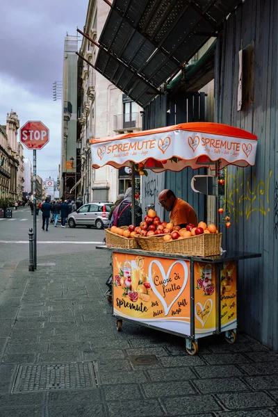 Catania, İtalya - Mart 2022: Katanya 'nın tarihi merkezinde karakteristik portakal satıcısı