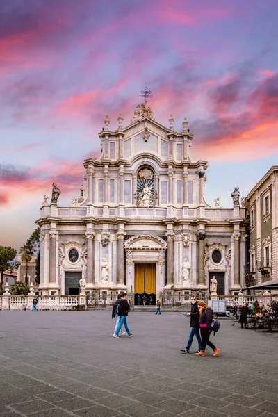 Catania, İtalya - Mart 2022: Gün batımında Katanya Katedrali Cephesi