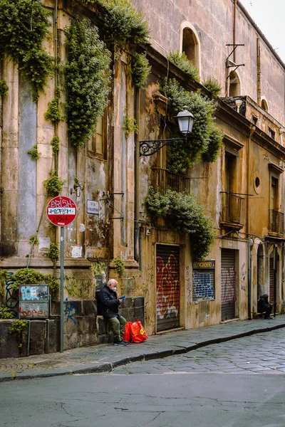 Catania Italy March 2022 Elderly Man Sitting Watching His Phone — Stockfoto