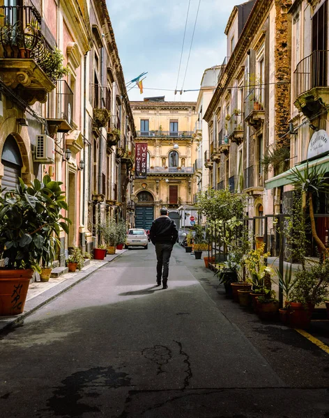 Catania Italy March 2022 Person Walking Characteristic Street Plants Historical — Stockfoto