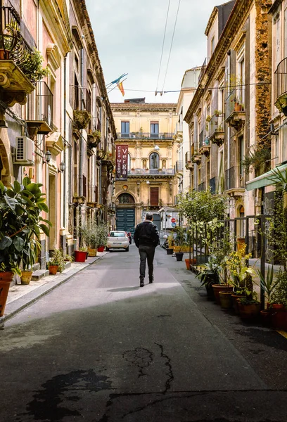 Catania Italy March 2022 Person Walking Characteristic Street Plants Historical — Stockfoto