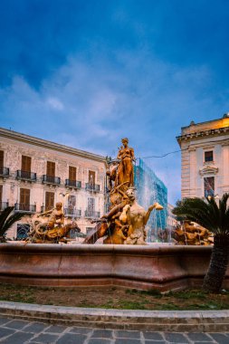Siracusa, İtalya - Mart 2022: Ortigia 'nın tarihi merkezinde Diana Çeşmesi