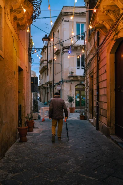 Siracusa Olaszország 2022 Március Idős Ember Járkál Ortigia Megvilágított Sikátorában — Stock Fotó
