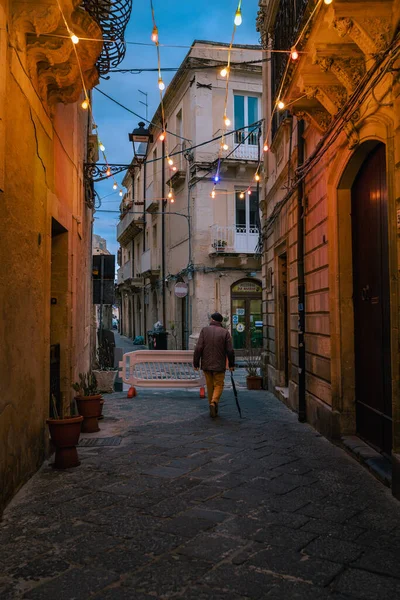 Siracusa Italy March 2022 Elderly Man Walking Illuminated Alley Ortigia — Stockfoto