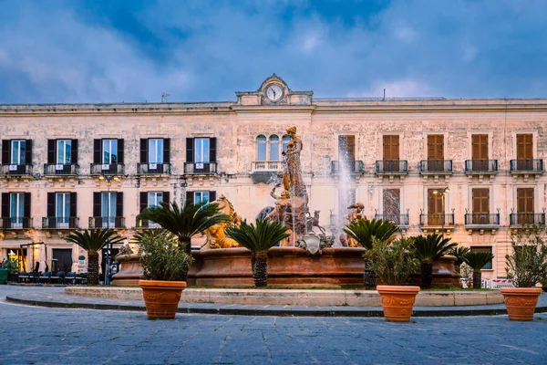 Siracusa Olaszország 2022 Március Diana Szökőkútja Ortigia Történelmi Központjában — Stock Fotó
