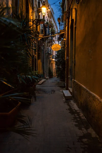 Siracusa, İtalya - Mart 2022: Ortigia 'nın merkezinde aydınlık sokak