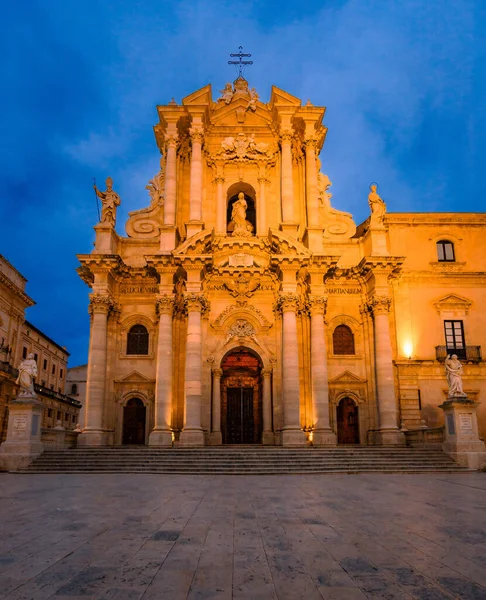 Siracusa, İtalya - Mart 2022: Günbatımında Ortigia Syracuse Katedrali