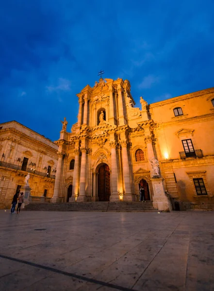 Siracusa, İtalya - Mart 2022: İnsanlarla gün batımında Ortigia Syracuse Katedrali