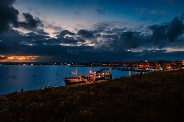 Siracusa Itália Março 2022 Barco Ancorado Iluminado Durante Pôr Sol — Fotografia de Stock