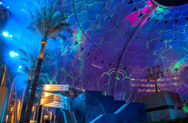 Dubai, BAE - 17 Ekim 2021 Al Wasl Dome 'un ExPO 2020' deki renkli görüntüsü. Al Wasl Plaza yakınlarında. Zihinler Bağlanıyor, Gelecek Oluşturuluyor