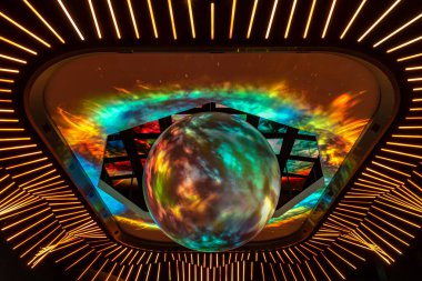 Dubai, BAE - 24 Ekim 2021: EXPO 2020 'de USA Pavilion' un tavanında gerçekleşen şaşırtıcı sekiz dakikalık döngü gösterisi. Tema: Özgürlük yaratıcılığa, yeniliğe ve fırsata olanak sağlar.