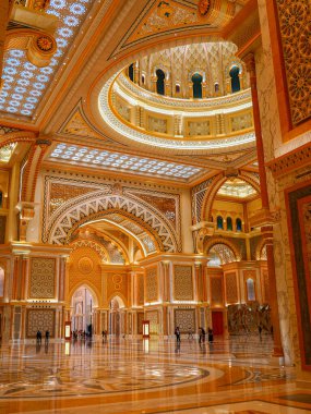 Abu Dabi, Birleşik Arap Emirlikleri, Aralık 03, 2019. Başkanlık Sarayı, Qasr Al Watan Sarayı. Etkileşimli bir yolculuk. Çağdaş ortam. Yönetim ve bilgiyi ortaya çıkarır ve yansıtır..