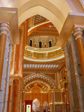 Abu Dabi, Birleşik Arap Emirlikleri, Aralık 03, 2019. Başkanlık Sarayı, Qasr Al Watan Sarayı. Etkileşimli bir yolculuk. Çağdaş ortam. Yönetim ve bilgiyi ortaya çıkarır ve yansıtır..