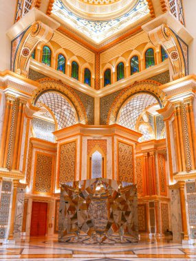 Abu Dabi, Birleşik Arap Emirlikleri, Aralık 03, 2019. Başkanlık Sarayı, Qasr Al Watan Sarayı. Etkileşimli bir yolculuk. Çağdaş ortam. Yönetim ve bilgiyi ortaya çıkarır ve yansıtır..