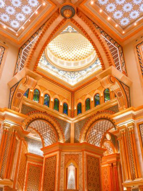 Abu Dabi, Birleşik Arap Emirlikleri, Aralık 03, 2019. Başkanlık Sarayı, Qasr Al Watan Sarayı. Etkileşimli bir yolculuk. Çağdaş ortam. Yönetim ve bilgiyi ortaya çıkarır ve yansıtır..