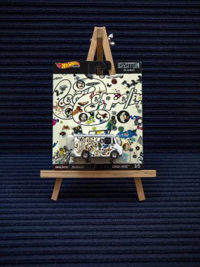 Dubai BAE - 9 Şubat 2020: Hot Wheels serisi için die-cast araba modeli paketi. Hot Wheels, Amerikalı oyuncu Mattel 'in 1968 yılında piyasaya sürdüğü bir otomobil modelidir..