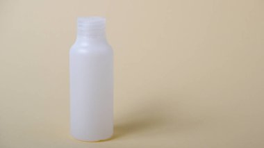 Güzellik salonu ve yaz kozmetik şişesi konsepti bej arka planda kozmetik için..