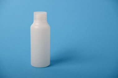 Güzellik salonu ve yaz kozmetik şişesi konsepti mavi arka planda kozmetik için..