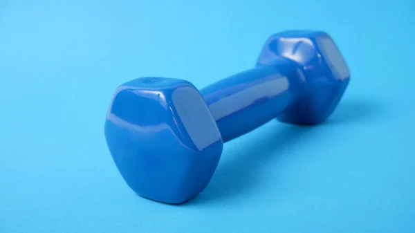 Εξοπλισμός Γυμναστικής Μπλε Αλτήρα Βάρους Μπλε Φόντο — Φωτογραφία Αρχείου