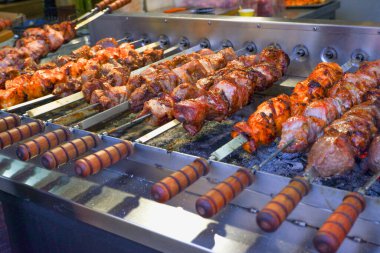 Sokak yemeği. Otomatik paslanmaz çelik ızgara şiş ızgara yapar. Kızarmış et. Yemek pişirme