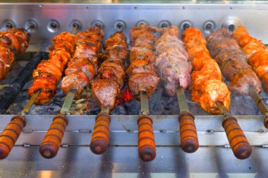 Sokak yemeği. Otomatik paslanmaz çelik ızgara şiş ızgara yapar. Kızarmış et. Yemek pişirme