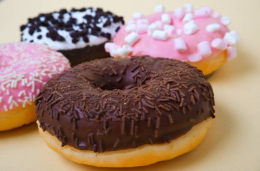 Yiyecekler. Tatlı renkli atıştırmalıklar. Üzerine şeker serpiştirilmiş lezzetli donut. Fırın keki. Tatlı tatlı çörekler. Çöreklerin yakın çekimi (Berlin gözlemeleri)