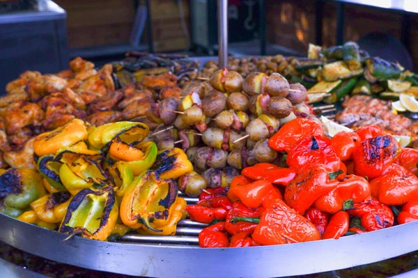 Street Food Verschiedene Speisen Vom Grill Auf Einer Drehscheibe Aus — Stockfoto