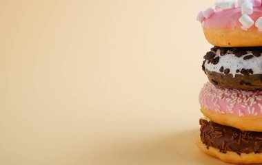 Yığınlanmış renkli jöleli çörekler serpiştirilmiş.