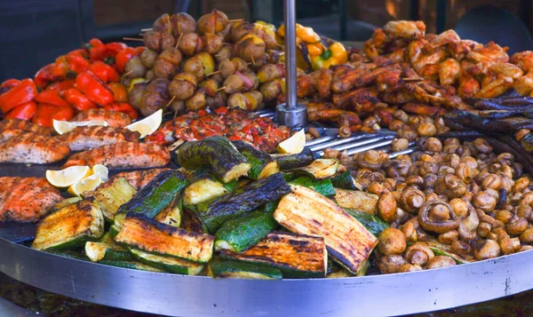 街头食物 在不锈钢转盘上烤的分类食品 烤蔬菜 Slide Food — 图库照片