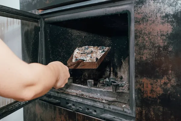 벽난로 여성의 손에는 소화전에 화산재가 이들어 — 스톡 사진