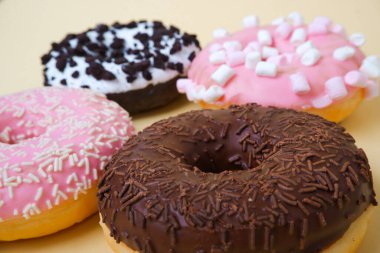 Yiyecekler. Tatlı renkli atıştırmalıklar. Üzerine şeker serpiştirilmiş lezzetli donut. Fırın keki. Tatlı tatlı çörekler. Çöreklerin yakın çekimi (Berlin gözlemeleri)