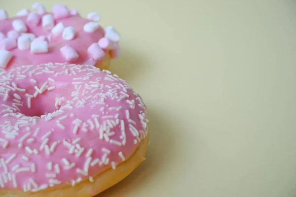 Yiyecekler Tatlı Renkli Atıştırmalıklar Üzerine Şeker Serpiştirilmiş Lezzetli Donut Fırın — Stok fotoğraf