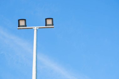 Modern park LED luminaire uzun bir metal direkte mavi bir gökyüzüne karşı.