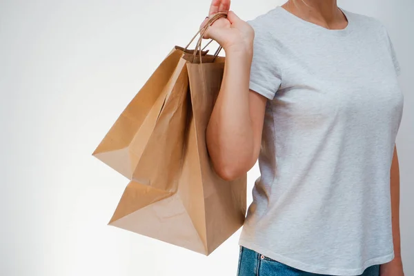 Ökologische Verpackungen Das Mädchen Hält Papiertüten Den Händen Glückliche Süße — Stockfoto