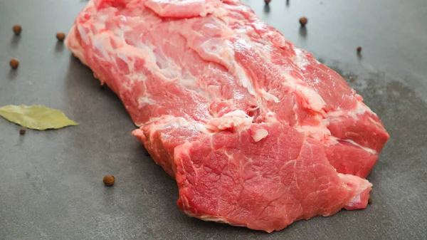 Carne Crua Grande Pedaço Fresco Suculento Carne Uma Pedra Cinza — Fotografia de Stock