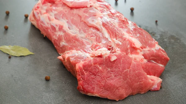 Carne Cruda Grande Pezzo Carne Fresca Succosa Una Pietra Grigia — Foto Stock