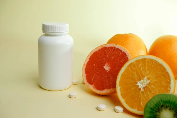 Витамины Медицинская Концепция Аптека Натуральная Белая Бутылка Витаминами Таблетки Сочные — стоковое фото