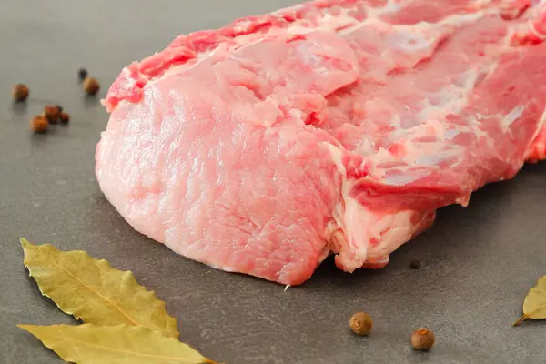 Carne Crua Grande Pedaço Fresco Suculento Carne Uma Pedra Cinza — Fotografia de Stock