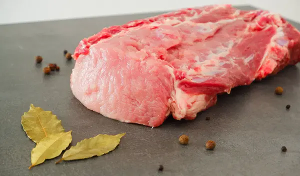 Carne Crua Grande Pedaço Fresco Suculento Carne Uma Pedra Cinza — Fotografia de Stock